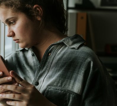 Djevojčica doživljava onlajn seksualno nasilje